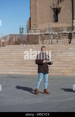 Saragosse, Espagne - 14 février 2022: Journalistes d'Aragon TV, une chaîne de télévision locale à Aragon, Espagne travaillant sur la place Cesar Augusto. Banque D'Images