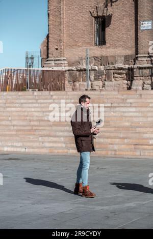 Saragosse, Espagne - 14 février 2022: Journalistes d'Aragon TV, une chaîne de télévision locale à Aragon, Espagne travaillant sur la place Cesar Augusto. Banque D'Images