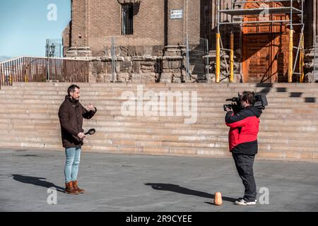 Saragosse, Espagne - 14 février 2022: Journalistes d'Aragon TV, une chaîne de télévision locale à Aragon, Espagne travaillant sur la place Cesar Augusto. Banque D'Images