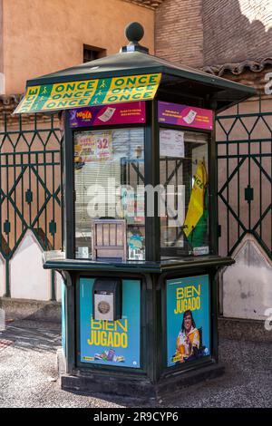 Saragosse, Espagne - 14 février 2022: Autrefois un kiosque de loterie espagnol à Saragosse, Aragon, Espagne. Banque D'Images