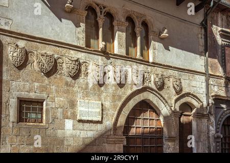 La façade de la taverne ducale de Popoli avec les armoiries héraldiques des familles liées au Cantelmo et d'Angiò. Popoli, Abruzzes Banque D'Images