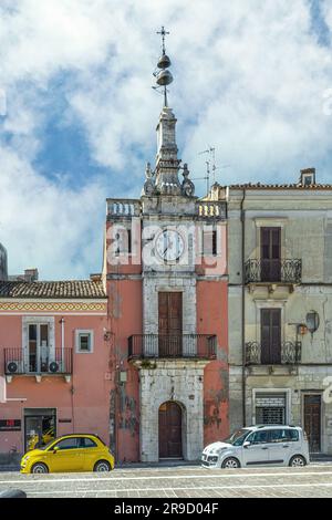 La tour de l'horloge donne sur la Piazza della Libertà et les 2 cloches sont enfermées dans une machine décorative en fer forgé. Popoli, province de Pescara, Abruzzes Banque D'Images