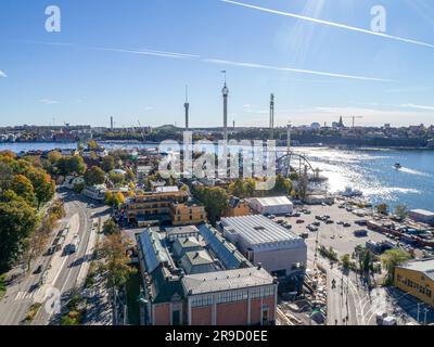 Vue sur le parc d'attractions Grona Lund avec des carrousels et tours sur l'île de Djurgarden Stockholm Suède. Banque D'Images