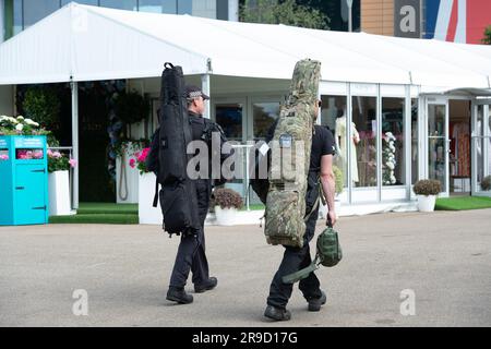 Ascot, Berkshire, Royaume-Uni. 23rd juin 2023. Des snippers de police arrivent tôt ce matin à l'hippodrome d'Ascot pour Royal Ascot. Crédit : Maureen McLean/Alay Banque D'Images