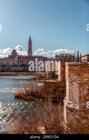 Saragosse, Espagne - 14 février 2022 : le pont de pierre, Puente de Piedra en espagnol, au-dessus de l'Èbre à Saragosse, Aragon, Espagne. Banque D'Images