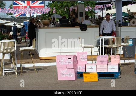 Ascot, Berkshire, Royaume-Uni. 23rd juin 2023. Des boîtes de champagne sont livrées dans l'un des bars de l'hippodrome d'Ascot. Crédit : Maureen McLean/Alay Banque D'Images