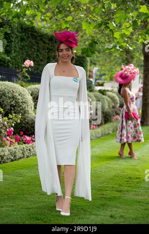 Ascot, Berkshire, Royaume-Uni. 23rd juin 2023. C'était un autre jour de mode et de chapeaux, alors que les coureurs arrivent à l'hippodrome d'Ascot pour le quatrième jour de Royal Ascot. Crédit : Maureen McLean/Alay Banque D'Images