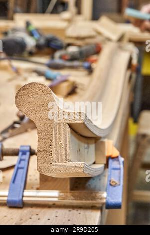 Rambarde d'escalier en bois cintrage en planches de chêne et en contreplaqué sur la clôture de la table. Détail de la clôture des escaliers dans l'atelier de menuiserie Banque D'Images