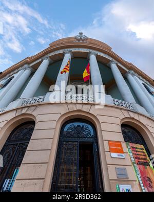 Saragosse, Espagne - 14 février 2022: L'école Joaquin Costa est un bâtiment à Saragosse, l'oeuvre de l'architecte Miguel Angel Navarro; conçu en 1 Banque D'Images