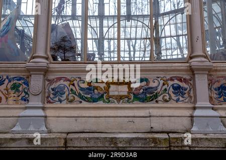 Madrid, Espagne - 16 FÉVRIER 2022 : détail d'El Palacio de Cristal, le Glass Palace, une véranda située dans le parc Buen Retiro de Madrid. Banque D'Images