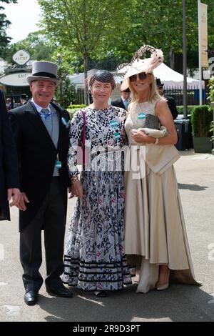 Ascot, Berkshire, Royaume-Uni. 23rd juin 2023. C'était un autre jour de mode et de chapeaux, alors que les coureurs arrivent à l'hippodrome d'Ascot pour le quatrième jour de Royal Ascot. Crédit : Maureen McLean/Alay Banque D'Images