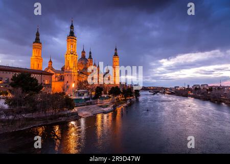 Saragosse, Espagne - 14 février 2022: La Cathédrale-Basilique de notre Dame du pilier est une église catholique romaine près de l'Ebre à Saragosse, Aragon Banque D'Images