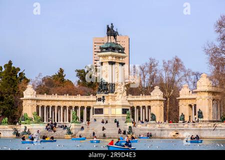 Madrid, Espagne - 16 FÉVRIER 2022 : le Monument d'Alfonso XII est situé dans le parc Buen Retiro, Madrid, Espagne. Le monument est situé sur le bord est de Banque D'Images