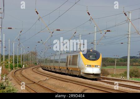 Un Eurostar de classe 373 a établi les numéros 373309 et 373310 pour former un service GNER à Sandy sur la ligne principale de la côte est. 11th novembre 2005. Banque D'Images