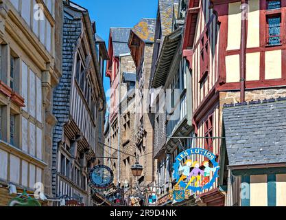 Rue étroite avec bâtiments médiévaux au Mont-Saint-Michel en Normandie, France Banque D'Images