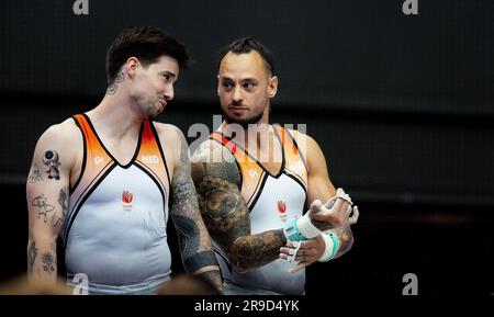 ROTTERDAM - Bart Deurloo (r) et Casimir Schmidt pendant la gymnastique NK à Ahoy. Deurloo, qui a réexaminé sa décision de s'arrêter au début de ce mois-ci, a pris un tour complet. ANP IRIS VAN DEN BROEK pays-bas hors - belgique hors Banque D'Images