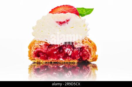 eclair français, grasé de chocolat et de crème fruitée aux fraises ou de doux profiteroles italiens et de fraises juteuses fraîches, nourriture sur fond blanc Banque D'Images