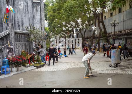 Les gens travaillent pour décorer et rénover le parc de la cathédrale Saint-Joseph à Hanoi, Vietnam. Banque D'Images