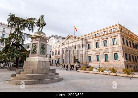 Madrid, Espagne - 16 FÉVRIER 2022 : le Palacio de las Cortes est un bâtiment de Madrid où se réunit le Congrès espagnol des députés. Construit par Narciso Pascual Col Banque D'Images