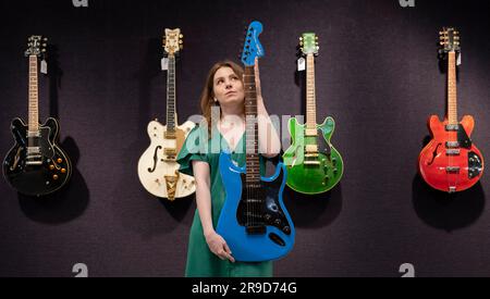 Bonhams, Knightsbridge, Londres, Royaume-Uni. 26th juin 2023. Membre fondateur de Fleetwood Mac, Peter Green (1946-2020) a amassé une large gamme de plus de 150 guitares, ainsi que d'autres équipements. Cette impressionnante collection d'articles individuels est offerte par sa succession pour la première fois avec l'appel d'offres se terminant le 28 juin. Les faits saillants comprennent: Blue Squier Strat Édition spéciale 20th anniversaire Standard Series Guitare électrique, 2002, estimation £2 000-3 000. Crédit : Malcolm Park/Alay Live News Banque D'Images