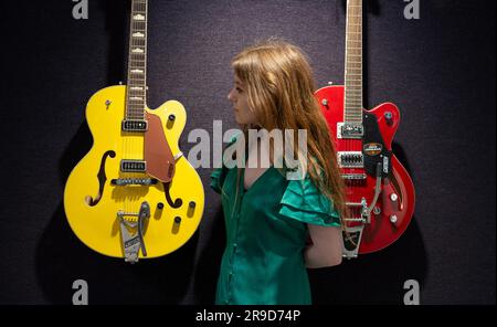 Bonhams, Knightsbridge, Londres, Royaume-Uni. 26th juin 2023. Membre fondateur de Fleetwood Mac, Peter Green (1946-2020) a amassé une large gamme de plus de 150 guitares, ainsi que d'autres équipements. Cette impressionnante collection d'articles individuels est offerte par sa succession pour la première fois avec l'appel d'offres se terminant le 28 juin. Crédit : Malcolm Park/Alay Live News Banque D'Images