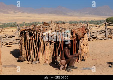 Himba man, village Himba près de Purros, Kaokoland, région de Kunene, Namibie Banque D'Images