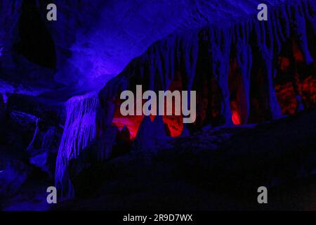 Lumières colorées à l'intérieur de Ruby Falls Cave Banque D'Images