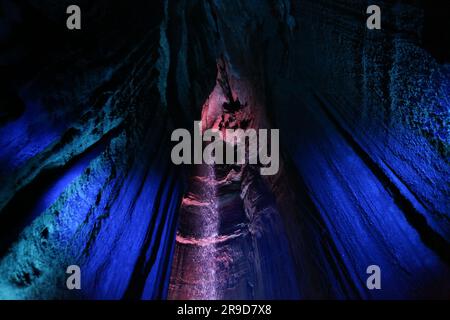 Lumières colorées sur les chutes Ruby Falls dans le Tennessee Banque D'Images