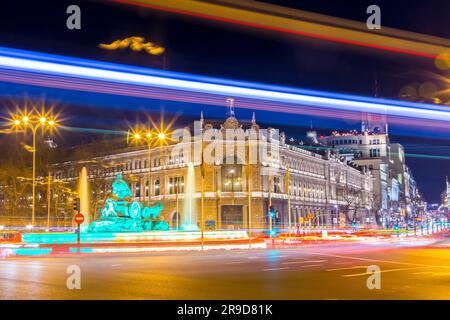 Madrid, Espagne - 17 FÉVRIER 2022: Vue de nuit en exposition longue sur la Calle de Alcala, Madrid. Bâtiments historiques, palais, hôtels et voitures en mouvement Banque D'Images