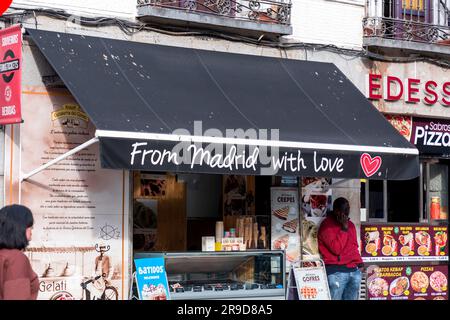 Madrid, Espagne - 16 FÉVRIER 2022 : avant d'un magasin de glaces du nom de Madrid avec amour à Madrid, Espagne. Banque D'Images