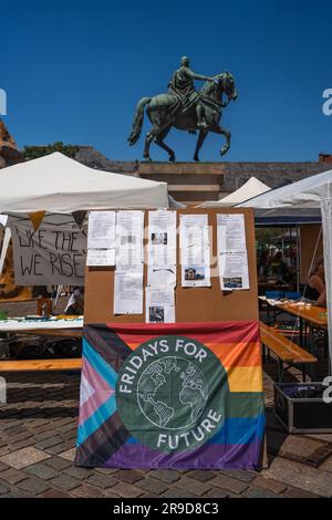 Landau, Allemagne. 25th juin 2023. Vendredi pour le futur stand avec la statue de bronze du Prince Regent Luitpold de Bavière en arrière-plan. L'événement de la Journée du développement durable a lieu huit fois. L'accent est mis sur la consommation, la mobilité, le mode de vie et la nutrition dans les différentes cabines. Les organisateurs espèrent inciter les visiteurs à repenser leurs habitudes et à changer de mode de vie. Credit: Gustav Zygmund/Alamy News Banque D'Images