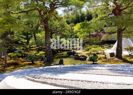 Le Pavillon d'argent du temple de Ginkaku-ji ou de Jisho-ji à Kyoto, printemps 2023, Japon, Asie Banque D'Images
