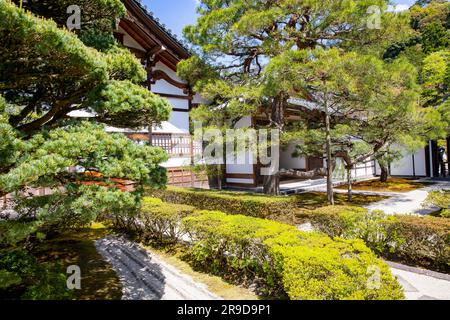Le Pavillon d'argent du temple de Ginkaku-ji ou de Jisho-ji à Kyoto, printemps 2023, Japon, Asie Banque D'Images