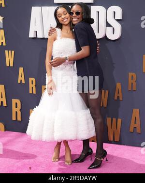 (G-D) Akira Akbar et demi Singleton arrivent aux BET Awards 2023 qui se tiennent au Microsoft Theatre de Los Angeles, CA, le dimanche, ?25 juin 2023. (Photo de la Sathanlee B. Mirador/Sipa USA) Banque D'Images