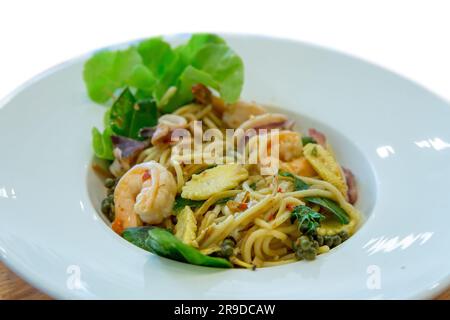 Découpe de la découpe de la découpe de spaghetti à la crevette épicée et calmar sur blanc isolé sur blanc isolé. Banque D'Images