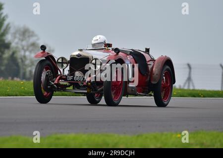 Nigel Dowding, Riley Brooklands, le “Mad Jack” pour les voitures de sport d’avant-guerre, une course de quarante-cinq minutes pour les voitures emblématiques d’avant-guerre, dont beaucoup sont originaires des années 1920 et 30 Banque D'Images