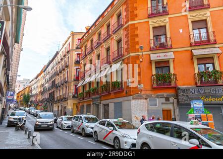 Madrid, Espagne - 16 FÉVRIER 2022 : architecture générique et vue sur la rue dans les rues centrales de Madrid, la capitale de l'Espagne. Banque D'Images