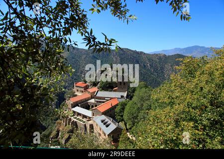 Abbaye de Saint-Martin-du-Canigou. Communauté des Béatitudes. Casteil, Pyrénées-Orientales, France Banque D'Images