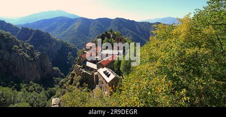 Abbaye de Saint-Martin-du-Canigou. Communauté des Béatitudes. Casteil, Pyrénées-Orientales, France Banque D'Images