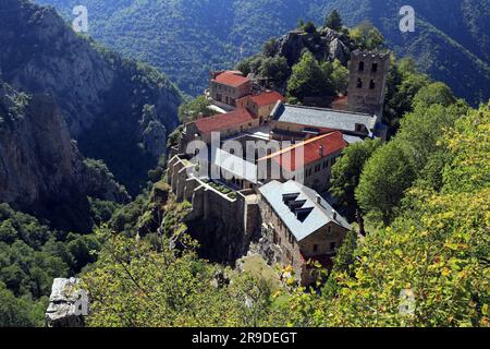 Abbaye de Saint-Martin-du-Canigou. Communauté des Béatitudes. Casteil, Pyrénées-Orientales, France Banque D'Images