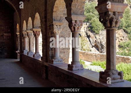 Abbaye de Saint-Martin-du-Canigou. Cloître. Communauté des Béatitudes. Casteil, Pyrénées-Orientales, France Banque D'Images