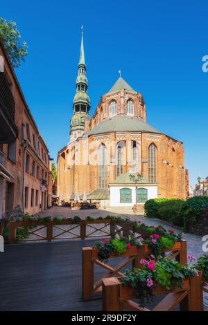 Vue sur l'ancienne église Saint-Pierre de Riga, Lettonie. Banque D'Images