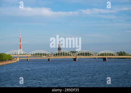 Vue sur le pont ferroviaire au-dessus de la rivière Daugava et la tour de radio et de télévision de Riga. Riga, Lettonie. Banque D'Images