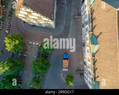 Vue aérienne d'un camion de recyclage des ordures dans la zone résidentielle. Élimination des ordures, voiture de collecte des ordures à Colmar Banque D'Images