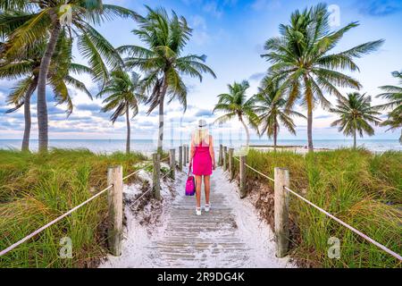 Smathers Beach, Sunrise magnifiquement encadré par Palm Trees Key West, Floride, États-Unis Banque D'Images