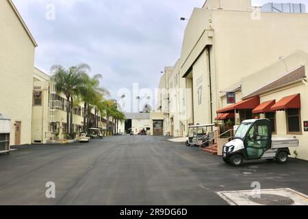 Vue le long du terrain du studio avec Sound Stage 17 Paramount Studios Hollywood Los Angeles Californie USA Banque D'Images