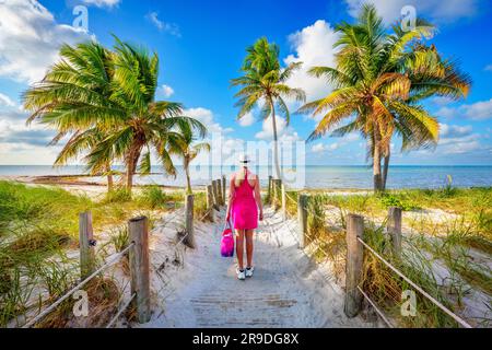 Smathers Beach, Sunrise magnifiquement encadré par Palm Trees Key West, Floride, États-Unis Banque D'Images