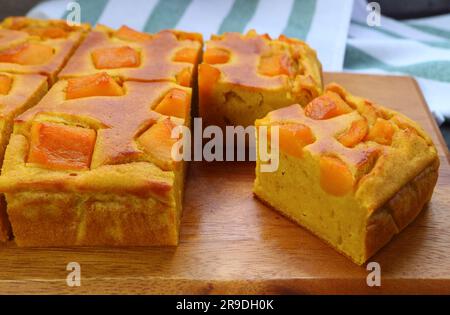 Délicieux gâteau de citrouille maison fraîchement cuit sur un bareadboard en bois Banque D'Images