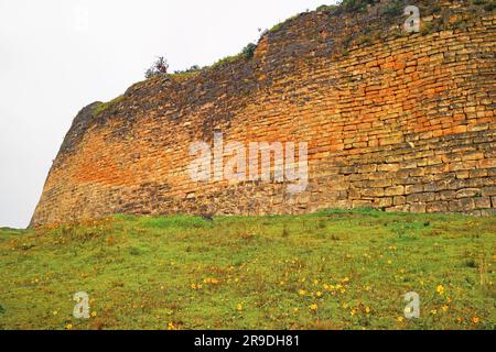 Ruines étonnantes de l'immense mur de Kuelap Citadel complexe sur le sommet de la montagne dans la région d'Amazonas, Pérou, Amérique du Sud Banque D'Images