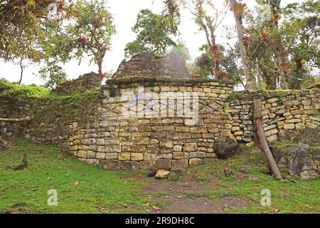 Les ruines antiques de maisons rondes en pierre avec un motif géométrique unique sur le mur extérieur, site archéologique de Kuelap dans la région d'Amazonas, au nord du Pérou Banque D'Images